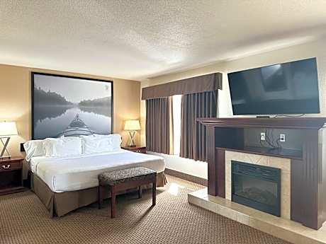 Deluxe King Suite - Non-Smoking