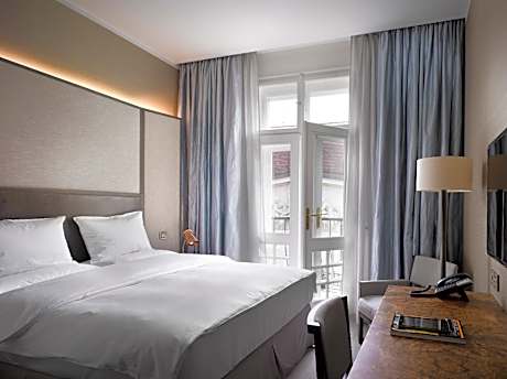 Deluxe Double Room with Balcony and with Lounge and Wellness Access