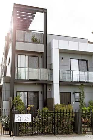 Timber Door Luxury Accommodation Geelong