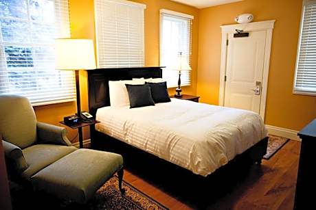 Deluxe Room with Queen Bed - Annex