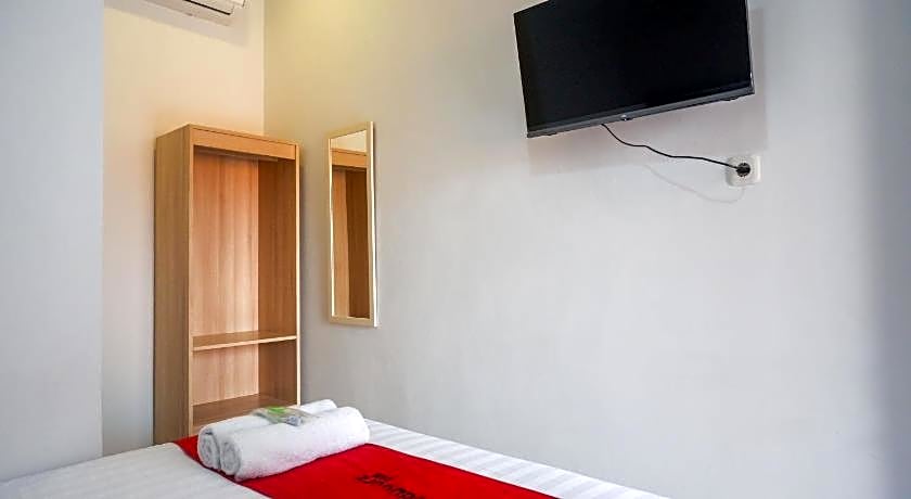 RedDoorz near Kawasan Simpang Lima Area