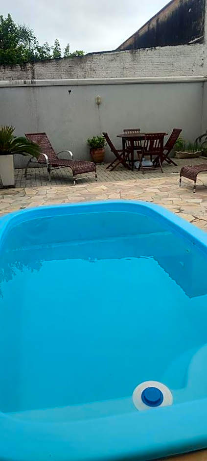 Casa com piscina duas quadras da praia