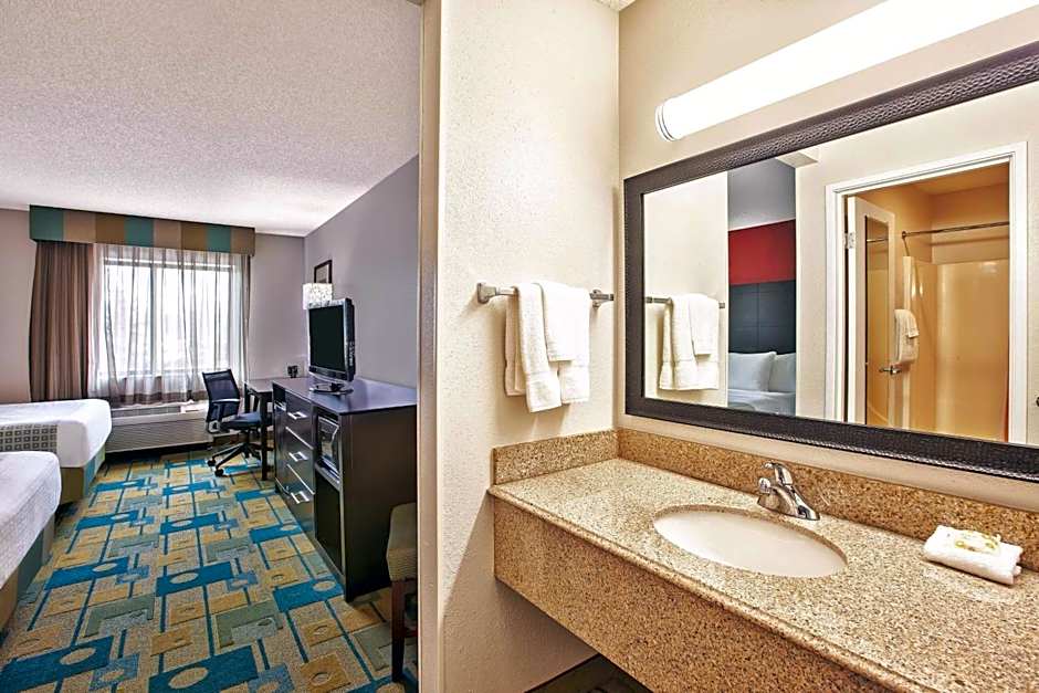 La Quinta Inn & Suites by Wyndham Toledo Perrysburg