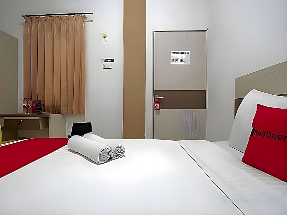 RedDoorz near Palembang Trade Center 3