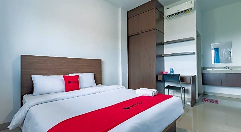 RedDoorz Plus near Kepri Mall