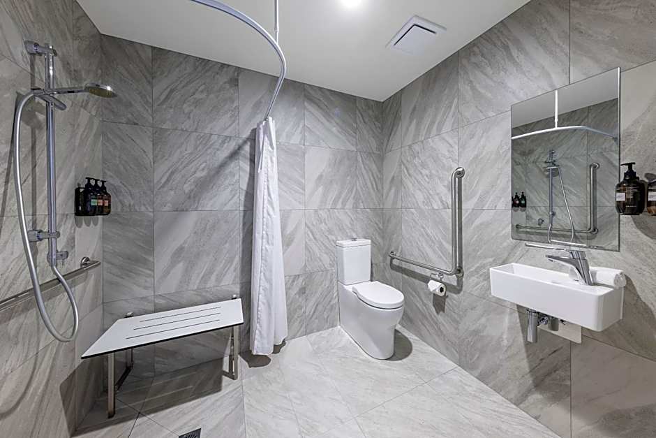 Hidden Lake Hotel & Apartments