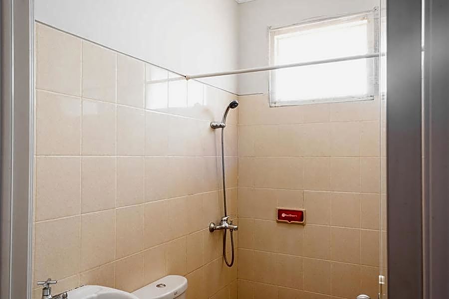 RedDoorz near Siloam Karawaci 3