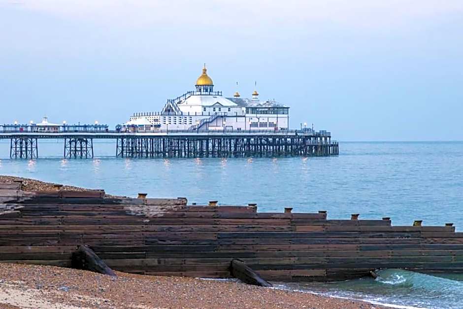 OYO Marine Parade Hotel, Eastbourne Pier