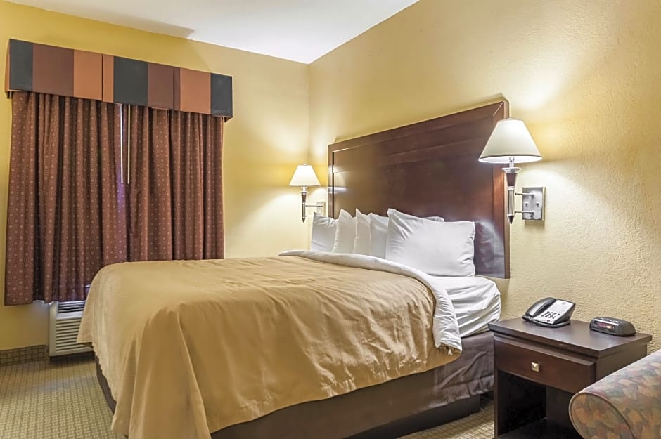 Photo 1 of 12 of 1 King Bed, Nonsmoking