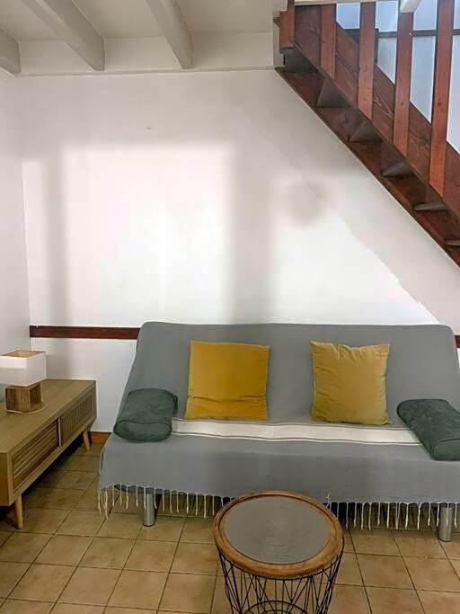 Appartement entier: chambre, cuisine + terrasse au calme sur jardin.