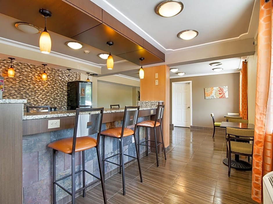 Day's Inn & Suites by Wyndham Indianapolis Airport East