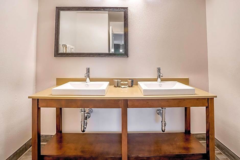 Riverview Inn & Suites, an Ascend Collection Hotel