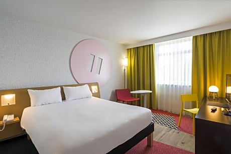 2 Adjacent Rooms