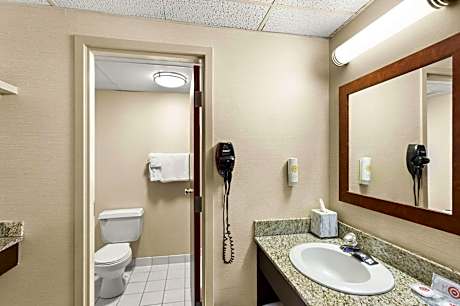 Queen Suite - Non-Smoking