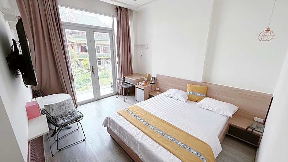 Photo 1 of 6 of Deluxe 1 King Bed, Nonsmoking, City View