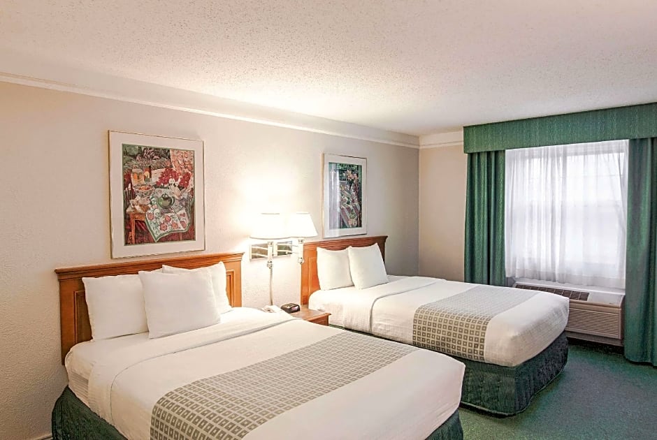Photo 1 of 5 of 2 Queen Beds, Mobility Accessible, Bathtub