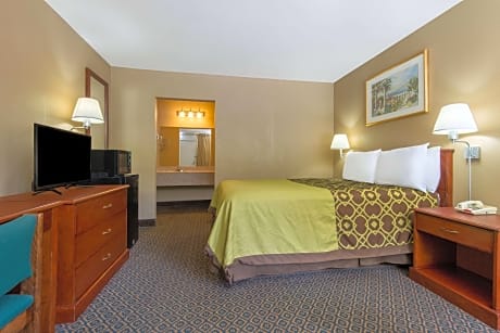 Queen Room - Second Floor/Non-Smoking