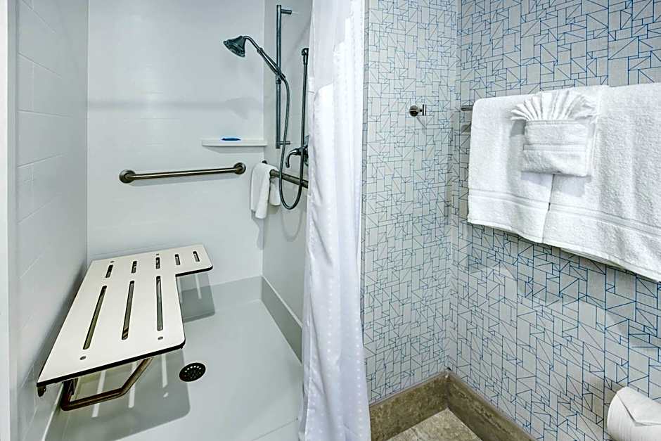 Holiday Inn Express Woodbridge By IHG