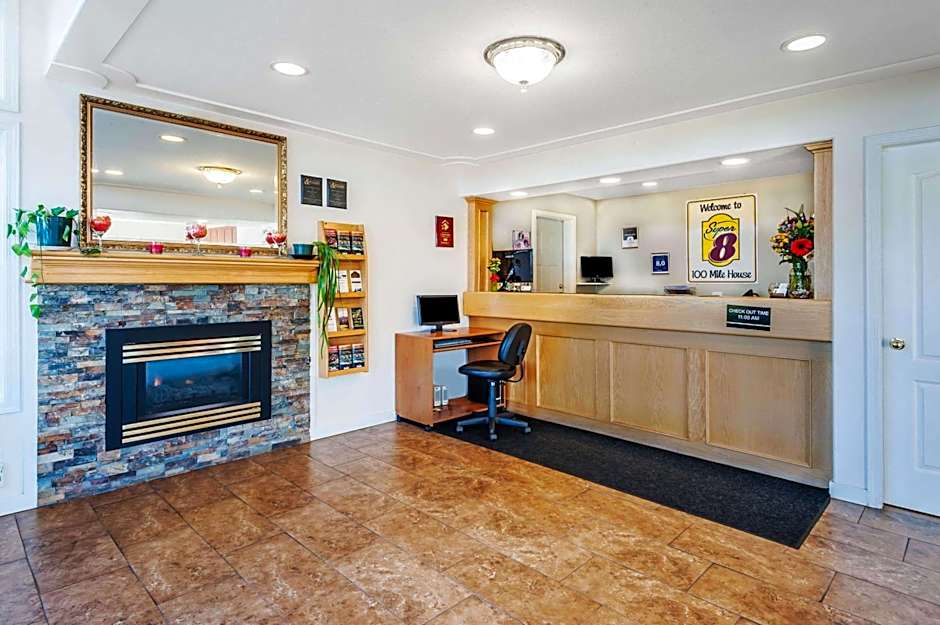 Super 8 by Wyndham 100 Mile House