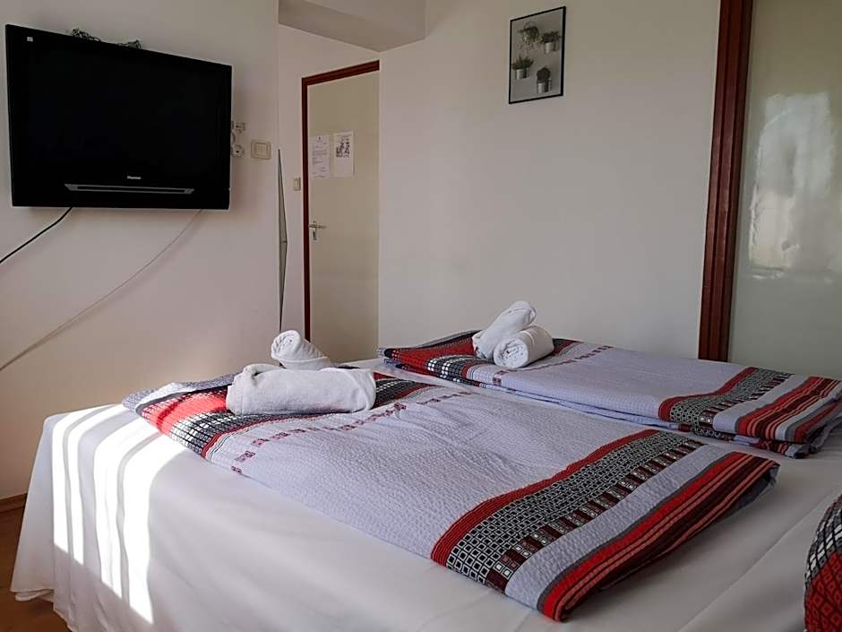 Parton Hotel & Bowling