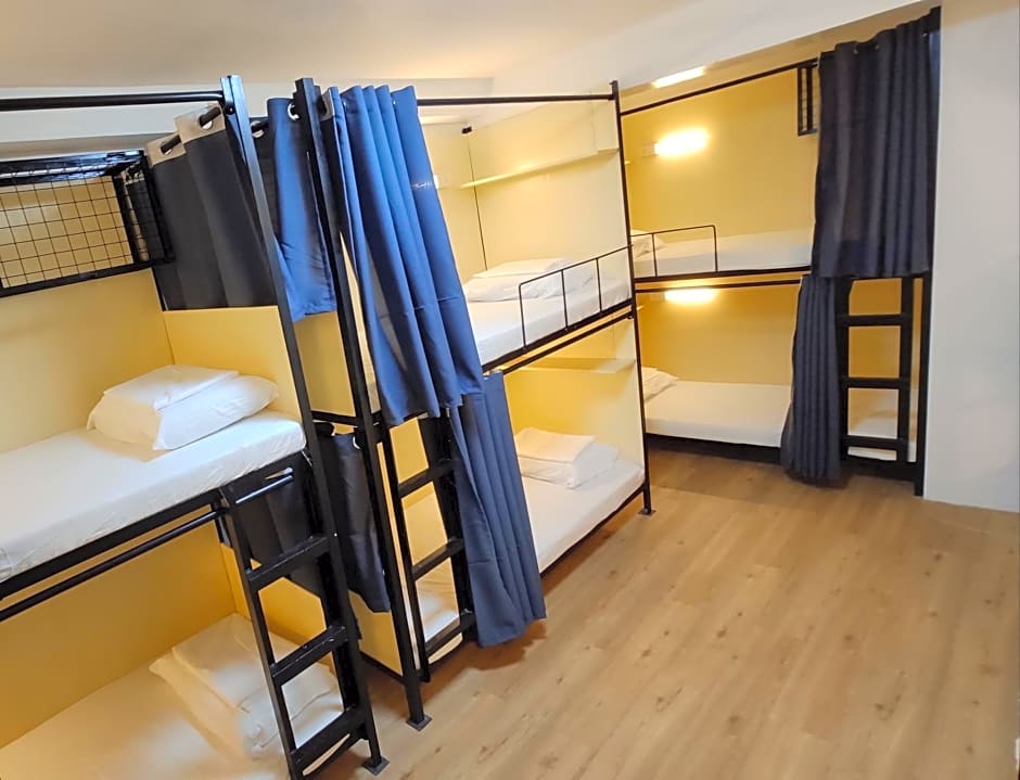 Nomad's Hub - Best Value Co-living Hostel