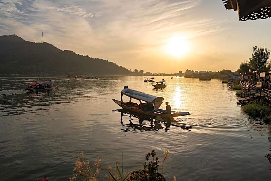 Sukoon Houseboat Dal Lake