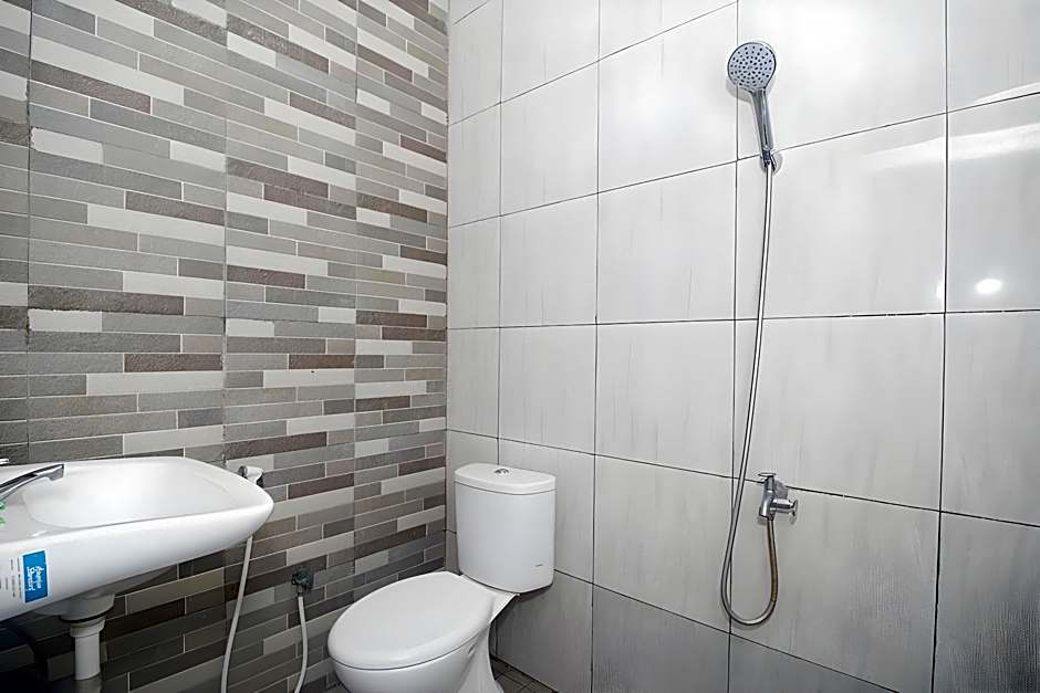 RedDoorz Plus Syariah near Alun Alun Sampang