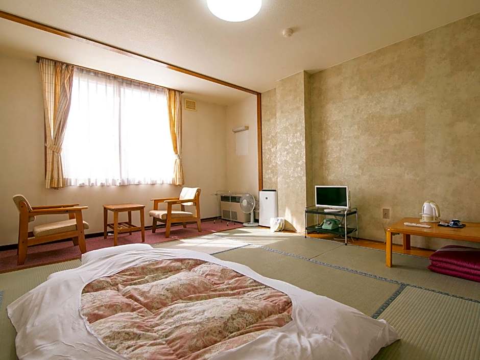 Foto 1 von 5 von Japanese Style Room with 8 Tatami and Shared Bathroom - Non-Smoking