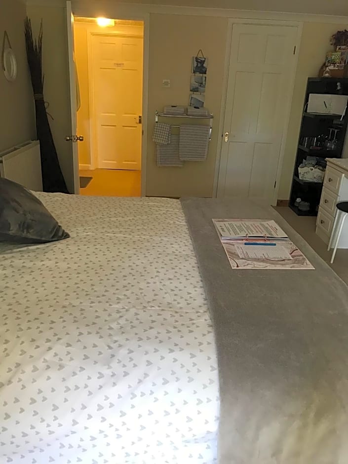 Luxury 3 bedded room with sea peeps and parking