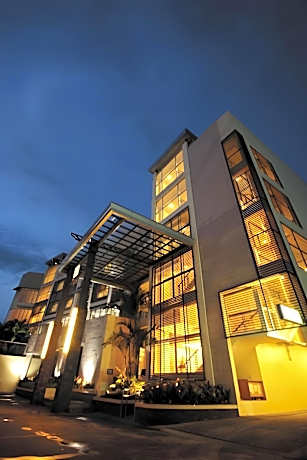 The Avenue Plaza Hotel