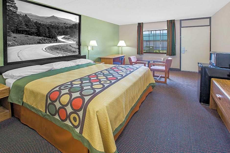 Super 8 by Wyndham Clarksville AR