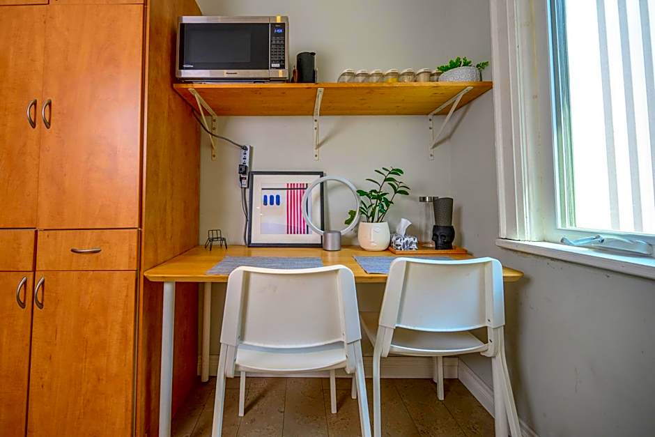 Bright and Quiet Bedroom near Subway, Koreatown and UofT