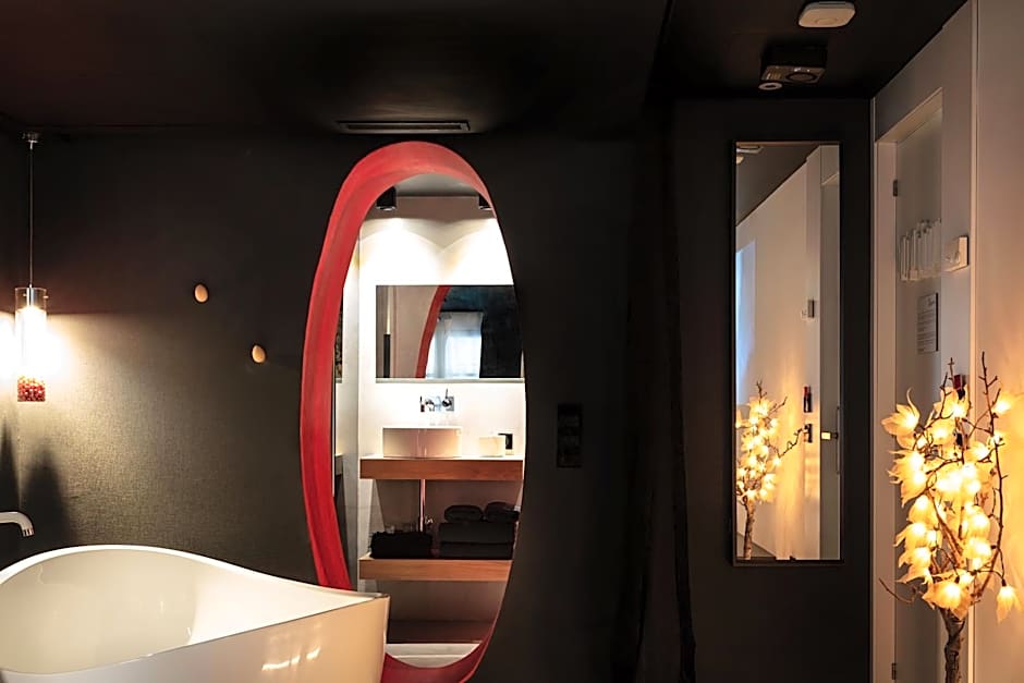 The Black Boutique -- Turistea Suites