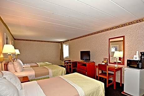 Suite with Three Double Beds - Non-Smoking
