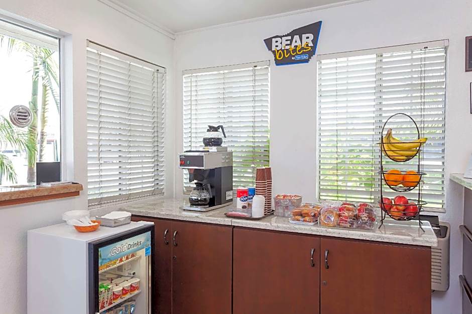 Travelodge by Wyndham Fullerton Near Anaheim