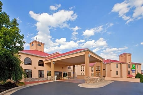 Holiday Inn Express Hotel & Suites Waynesboro-Route 340, an IHG Hotel