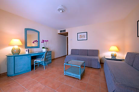 FAMILY ROOM 4 ADULTS + 1 CHILD