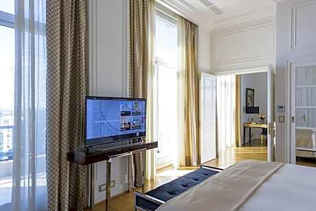 Suite (Roof Garden) (1 King Bed)