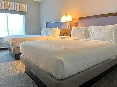 2 Queen Room Fridge And Microwave