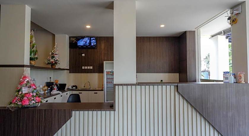 RedDoorz Plus near Solo Baru