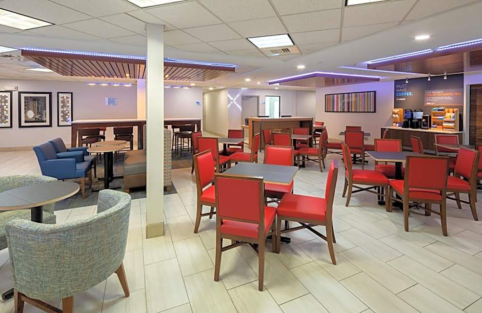 Holiday Inn Express & Suites Bradley Airport By IHG