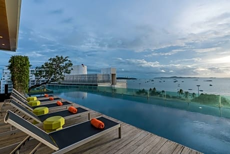 Seven Zea Chic Hotel