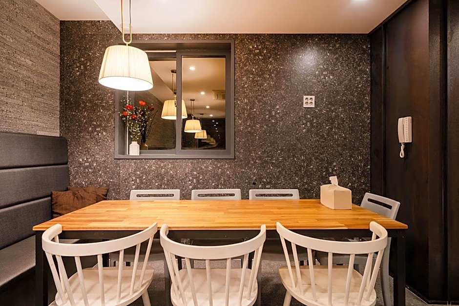 Brown-Dot Hotel Gupo