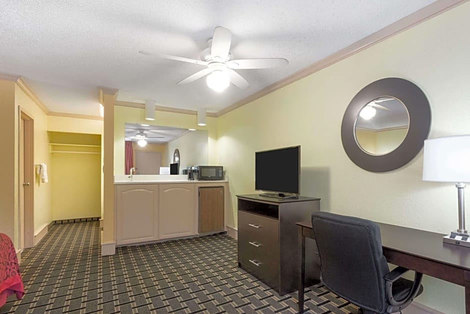 Days Inn by Wyndham Savannah Airport