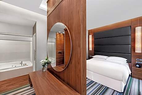 Business Suite (1 King Bed)