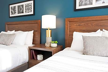 Deluxe Queen Queen Room