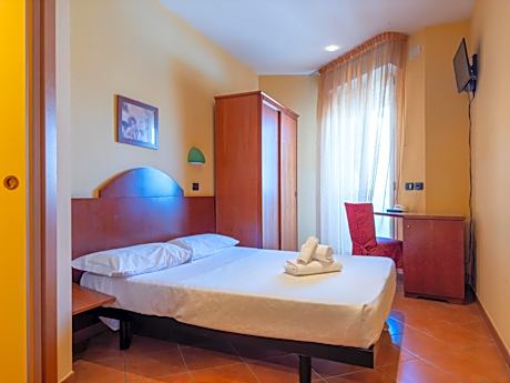 Camera Matrimoniale Piccola con Vista mare Laterale.