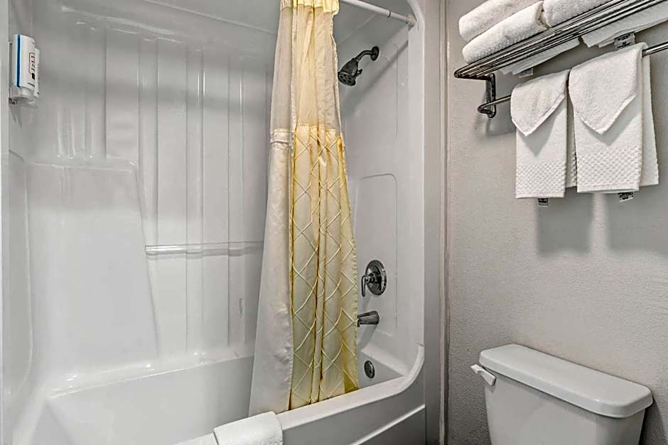 Quality Inn & Suites near Robins Air Force Base