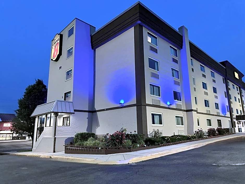 Super 8 by Wyndham Frederick