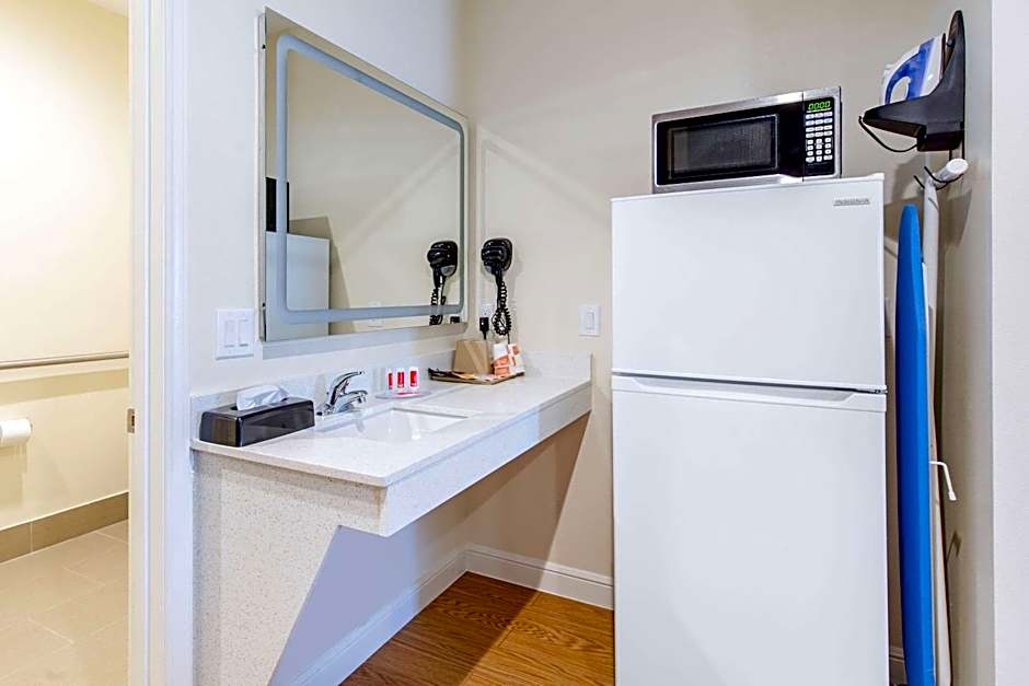 Econo Lodge Inn & Suites